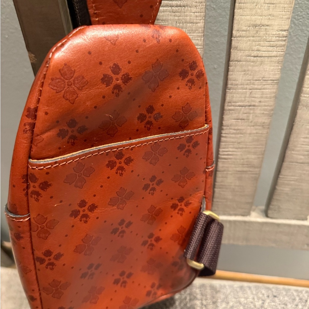 Patricia Nash-Brown Slingback Bag with Coin Purse in Signature print. - Picture 2 of 4